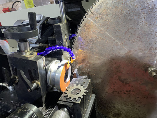 LDX-028A Servo CNC completamente chiuso per la sega circolare a lame a testa laterale